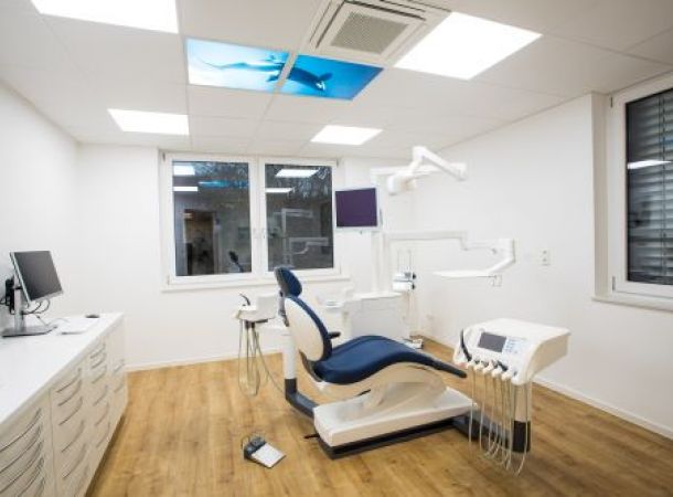 Behandlungszimmer mit Deckenbeleuchtung